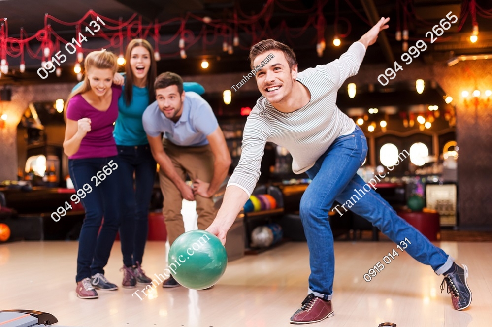 Tranh dán tường người chơi bowling đẹp 229721486