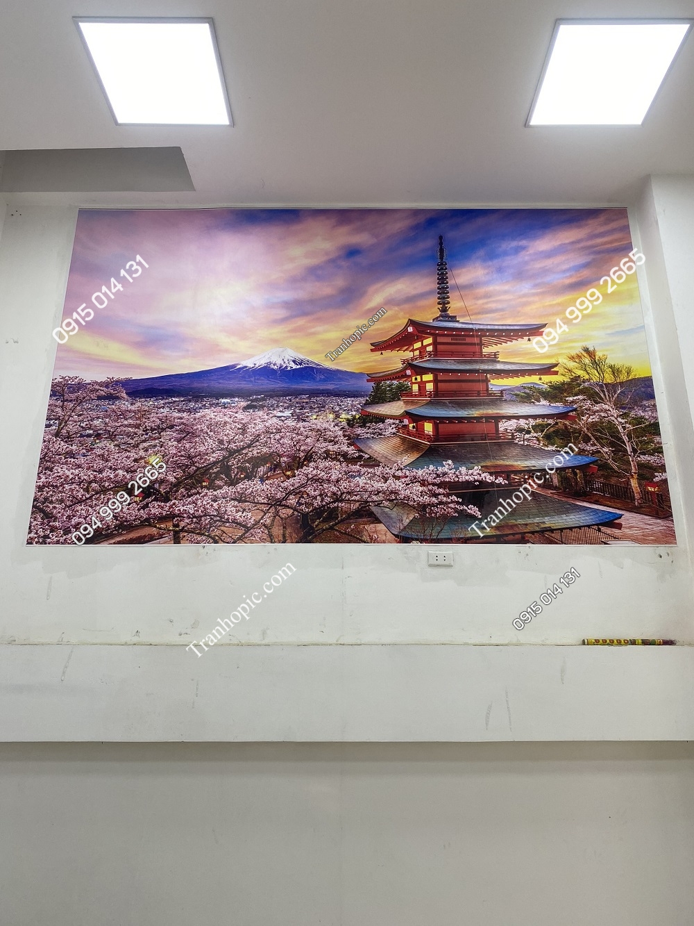 Tranh dán tường núi và đền Nhật Bản